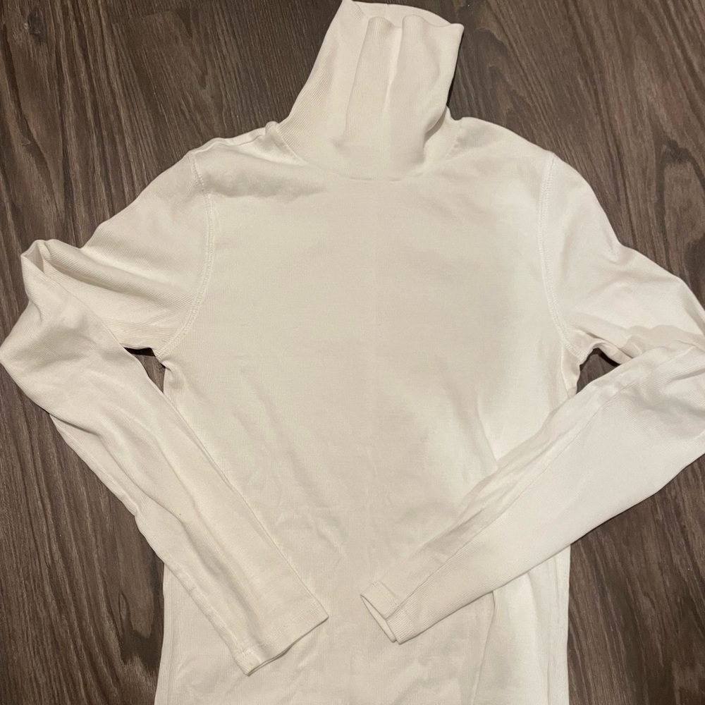 Everlane - white turtleneck - size m